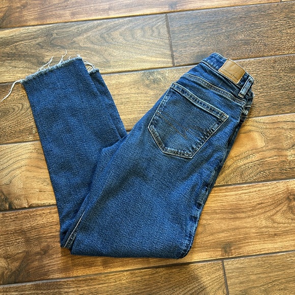 American Eagle Outfitters Denim - American Eagle Mom Straight Jeans Crossover Waist •‎ sz 2 Regular